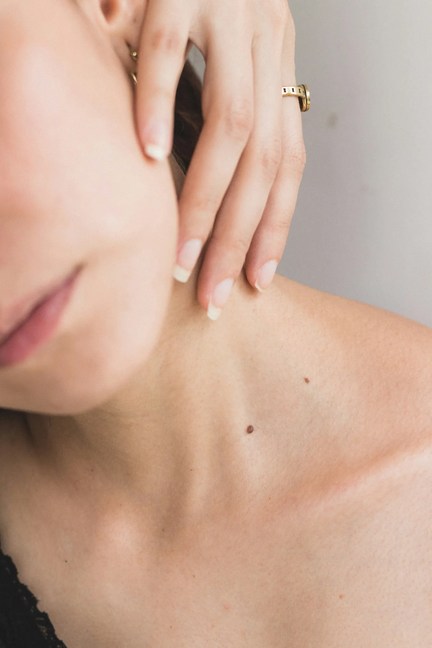 Geste de toucher délicat lors du massage du visage
