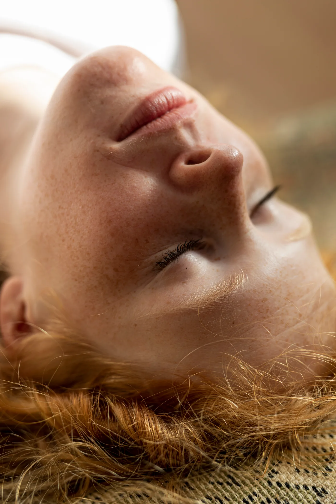 Visage détendu après un massage liftant du visage inspiré du Kobido